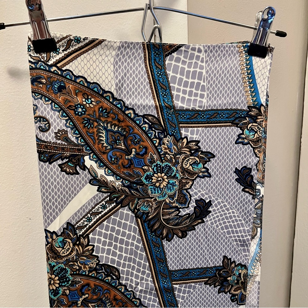 New w/ Tag AKARU Elegant 100% Rose Silk scarf featuring a paisley print 44x45”